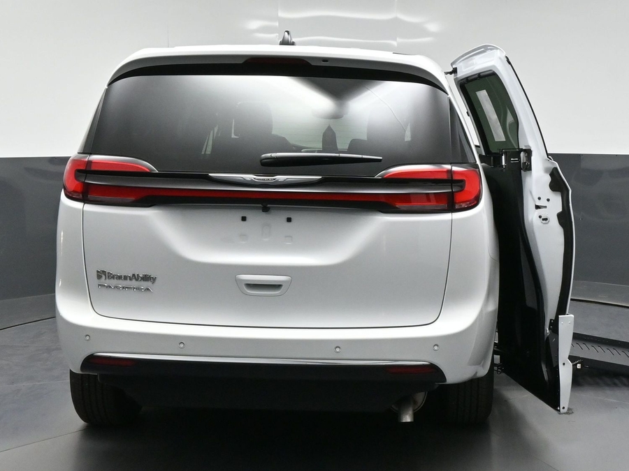New 2026 Chrysler Pacifica Select Safety - BraunAbility Side Entry Fold Out Automatic Ramp