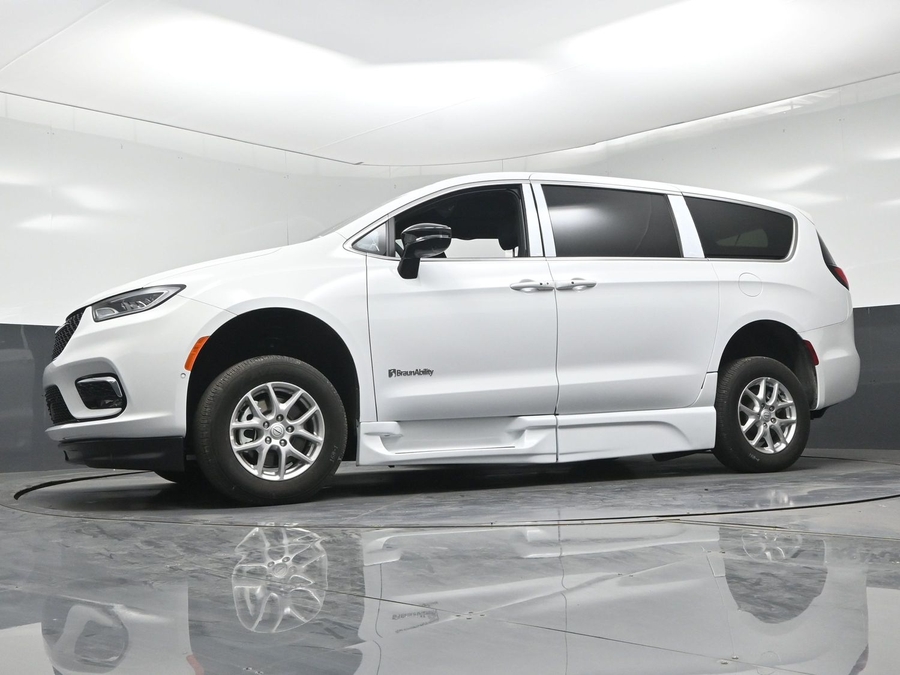New 2026 Chrysler Pacifica Select Plus - BraunAbility Side Entry In Floor Automatic Ramp