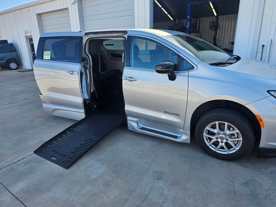 Silver Chrysler Pacifica image number 10