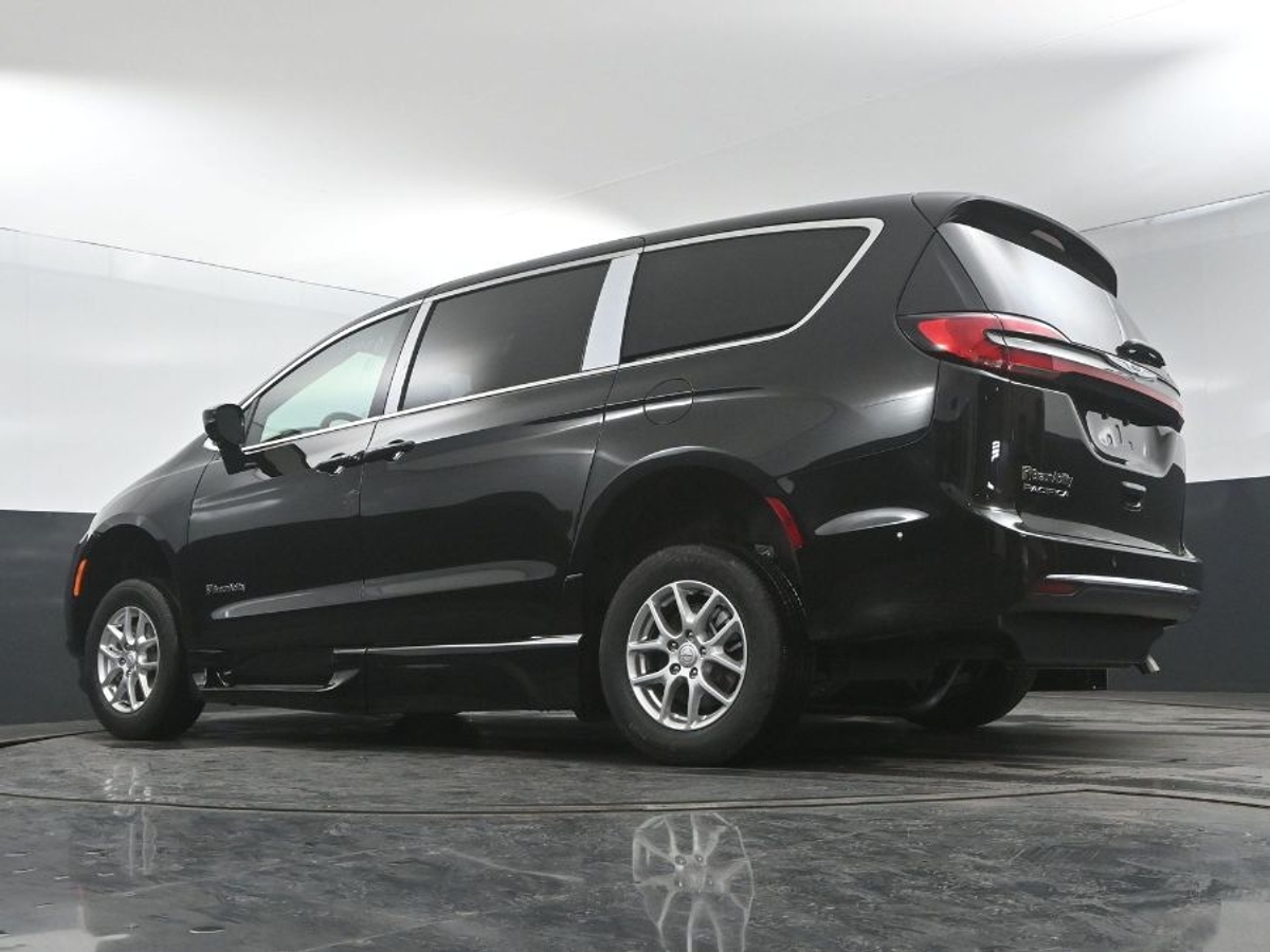 Black Chrysler Pacifica image number 20
