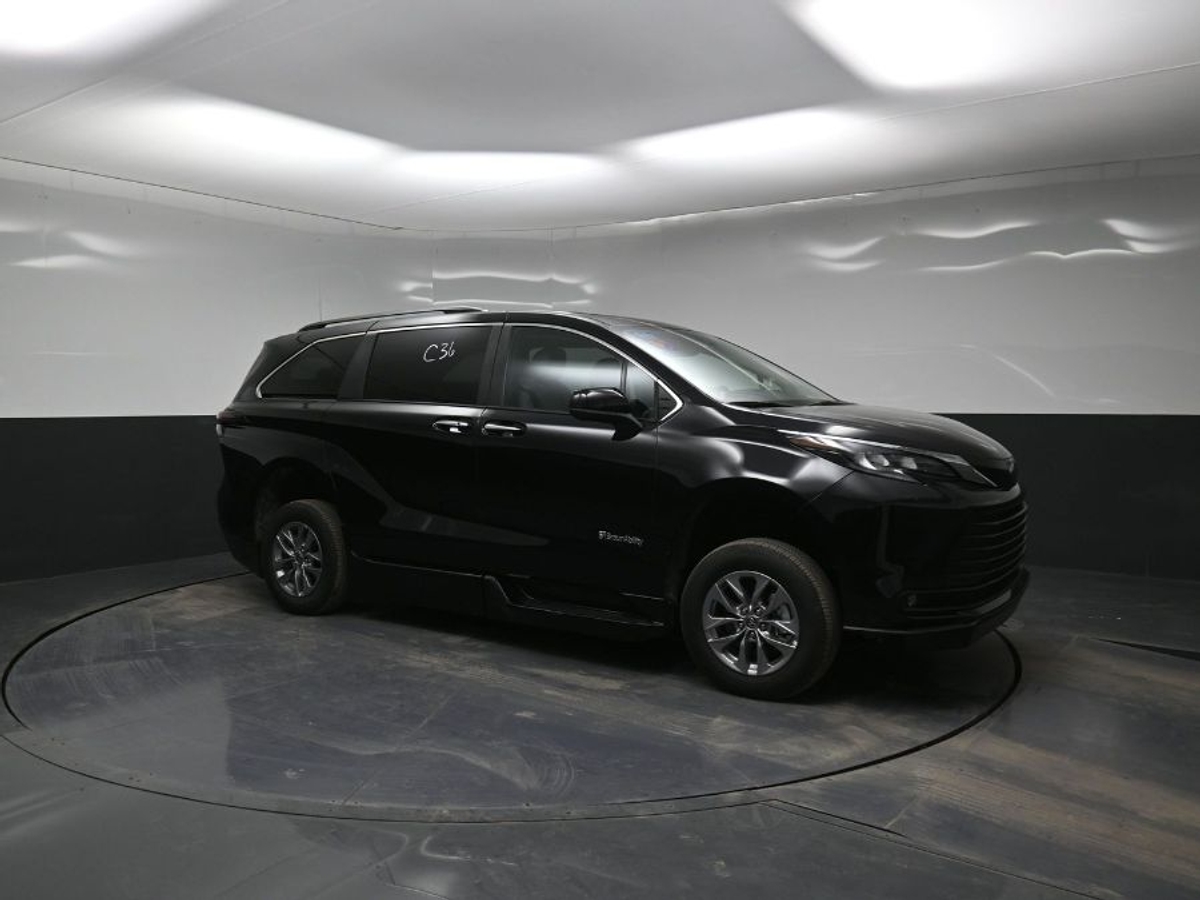 Black Toyota Sienna image number 17