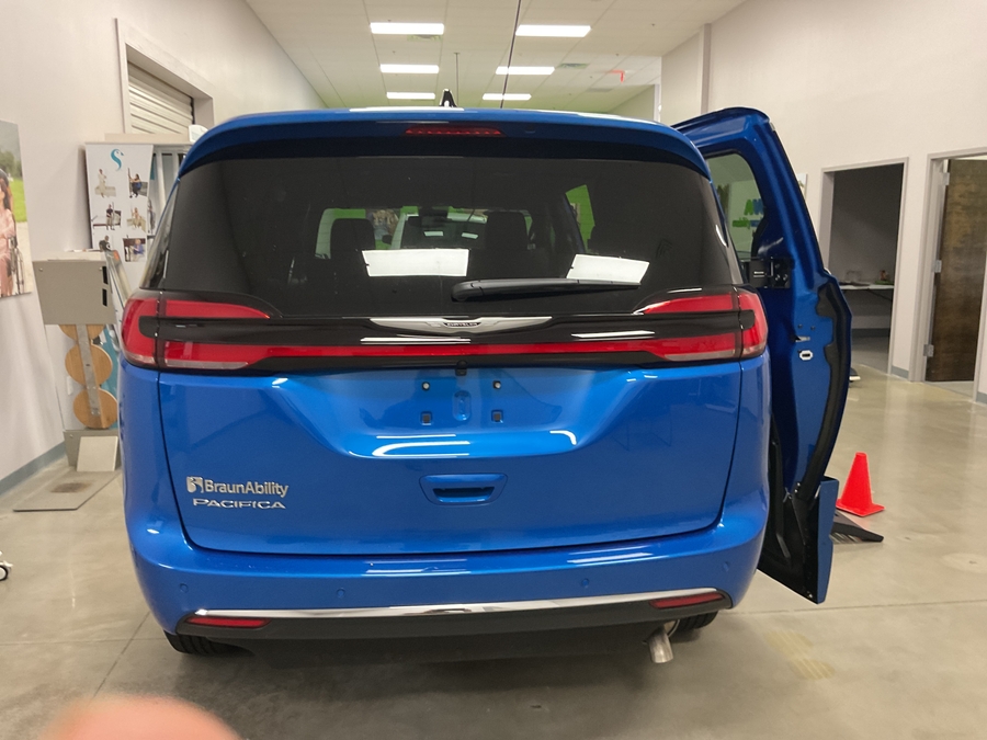 Blue Chrysler Pacifica image number 3