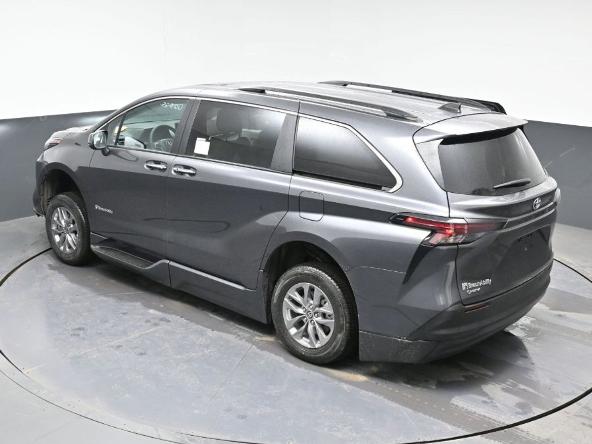 Grey Toyota Sienna image number 24