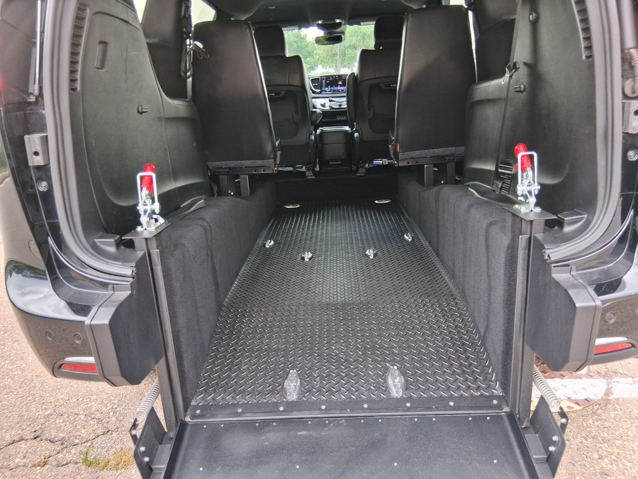 Black Chrysler Pacifica image number 13