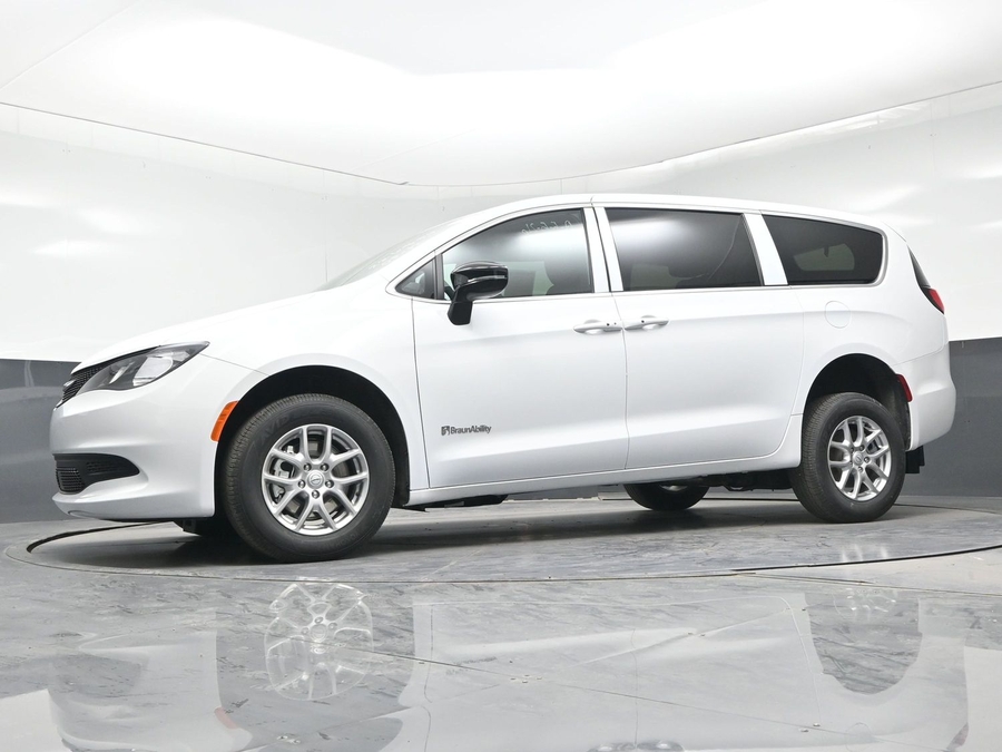 White Chrysler Voyager image number 23