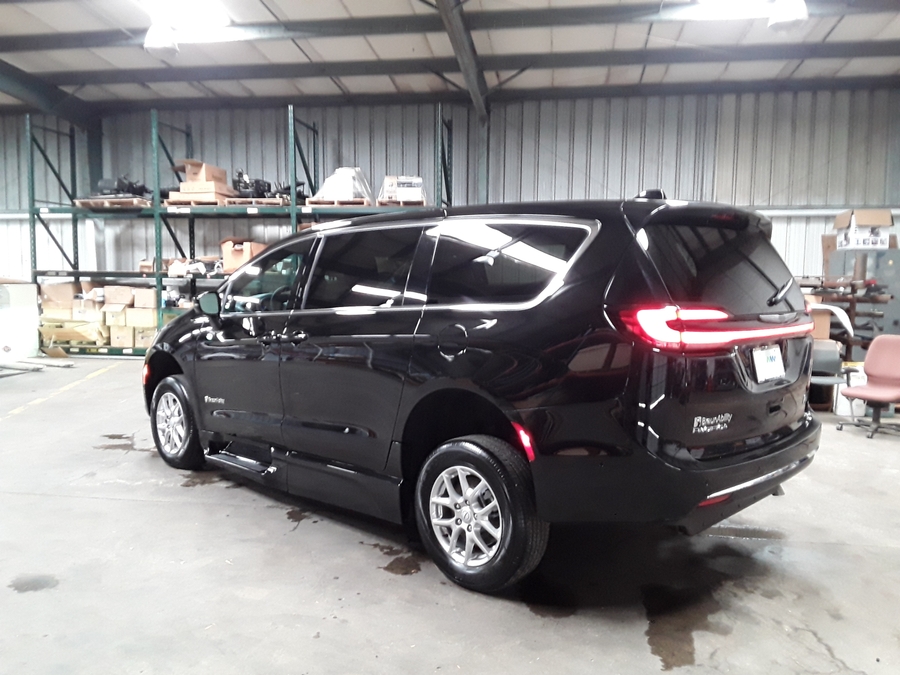 Black Chrysler Pacifica image number 4