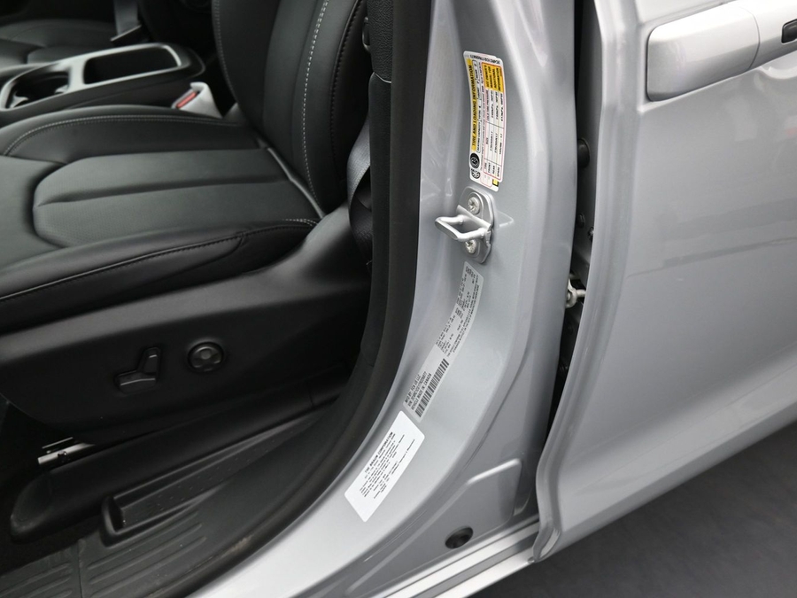 Silver Chrysler Voyager image number 20