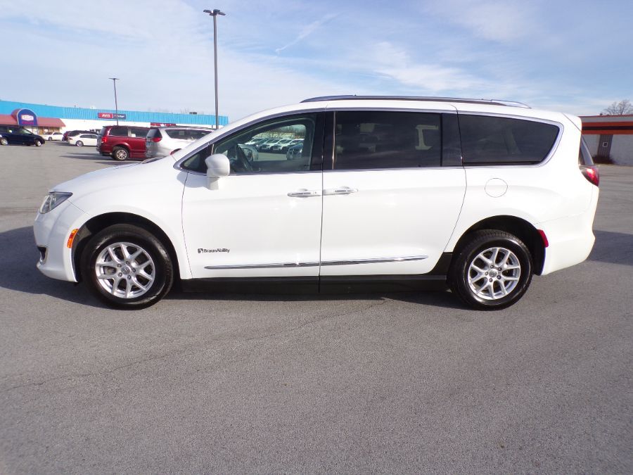 White Chrysler Pacifica image number 12