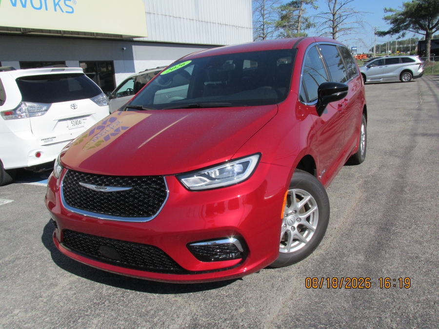 Chrysler Pacifica rojo con rampa de plegado automático de entrada lateral