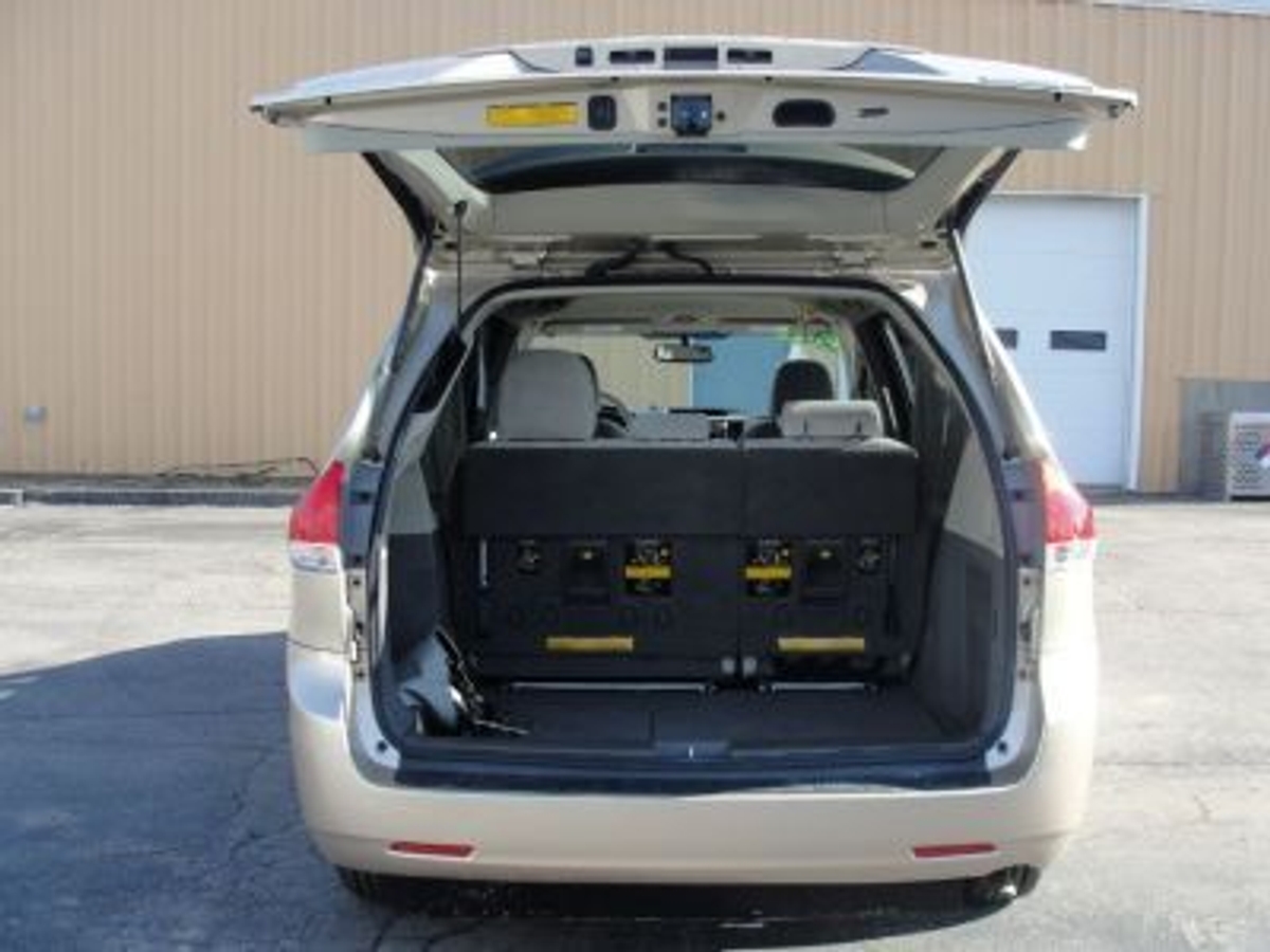 2011 TOYOTA SIENNA - Image 10