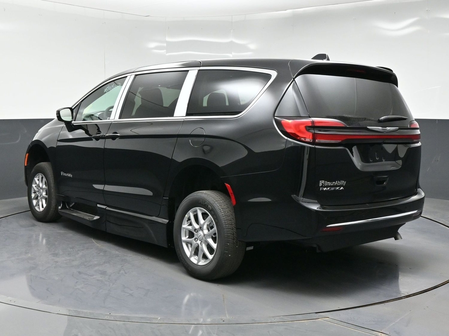 Black Chrysler Pacifica image number 4