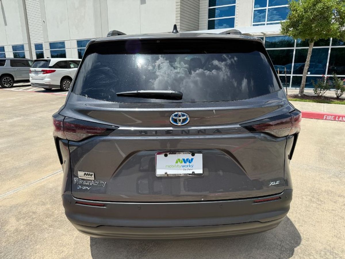 Toyota Sienna gris imagen número 3