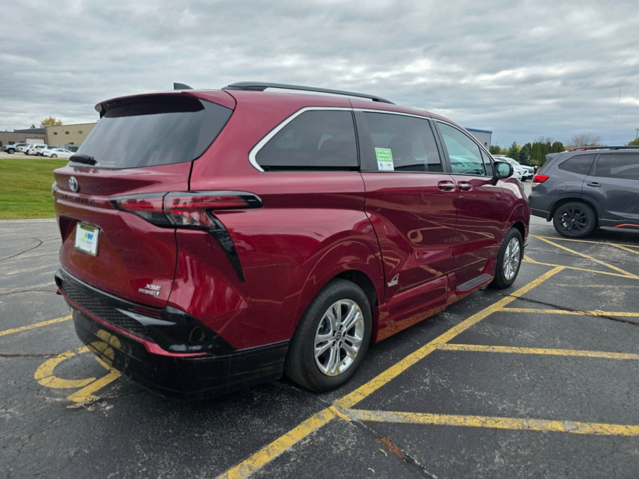 Red Toyota Sienna image number 6
