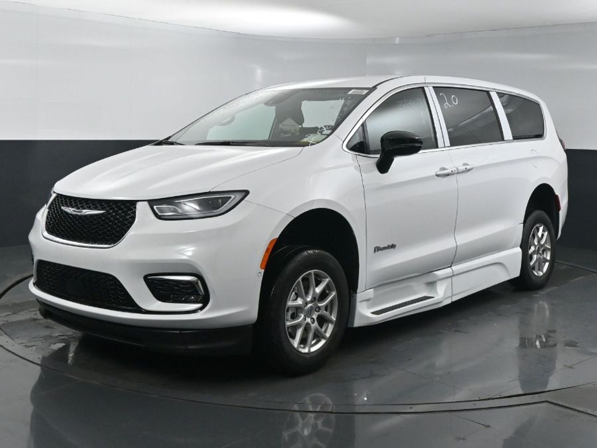 2025 Chrysler Pacifica Select's photo