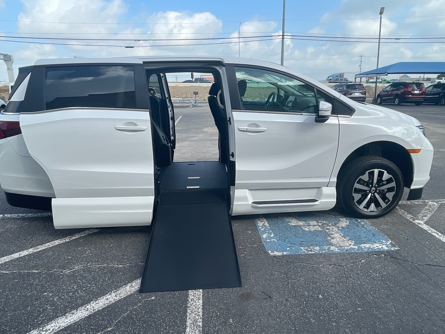 White Honda Odyssey image number 1