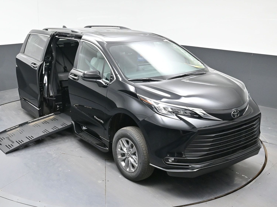 Imagen de la Toyota Sienna negra número 19
