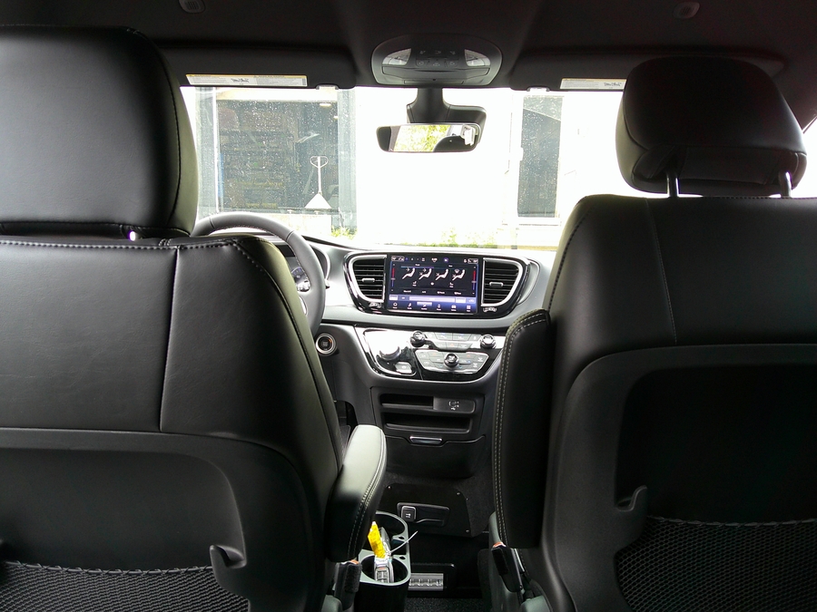 White Chrysler Voyager image number 15