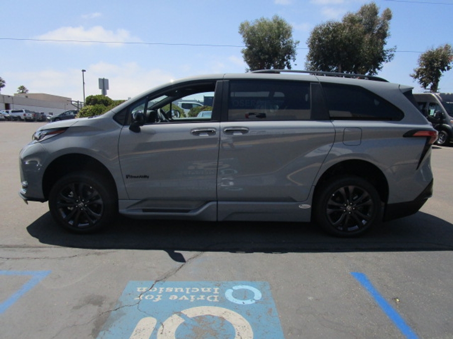New 2026 Toyota Sienna Hybrid XSE Sport - BraunAbility Side Entry Entry Fold Out Automatic Ramp