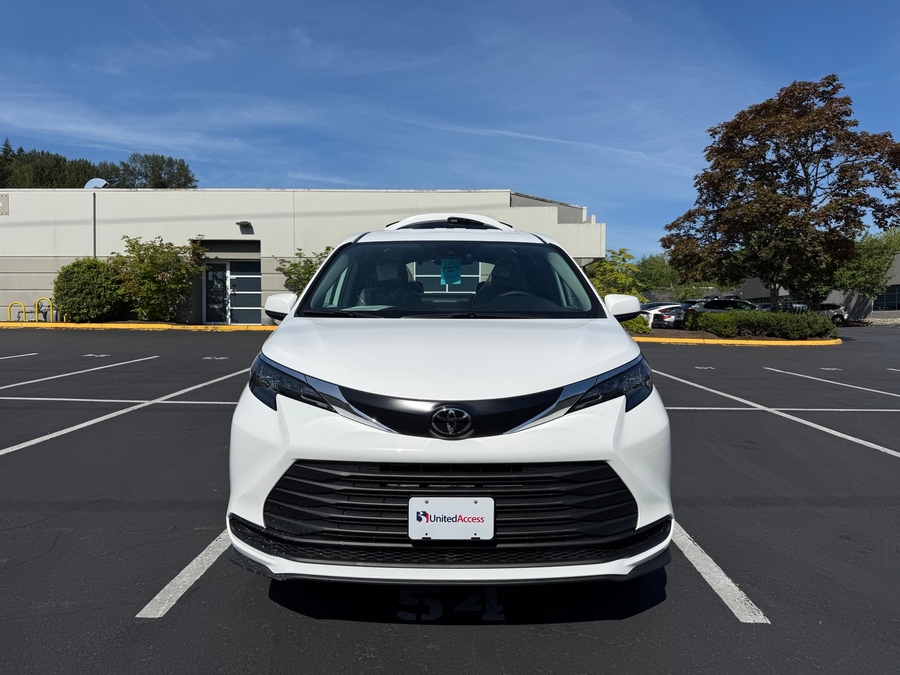 New 2026 Toyota Sienna Hybrid LE w swivel 2nd row - Vantage Mobility Commercial Rear Entry Entry Fold Out Manual Ramp