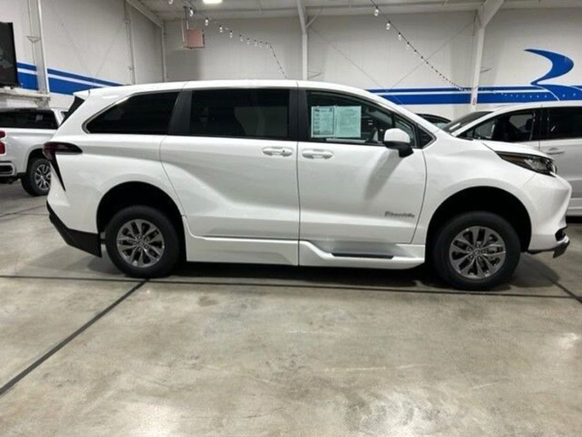 White Toyota Sienna image number 16