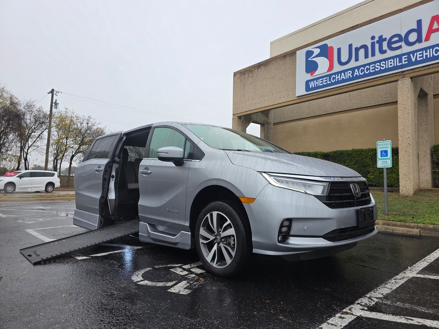Used 2022 Honda Odyssey Touring - BraunAbility Side Entry Entry In Floor Automatic Ramp