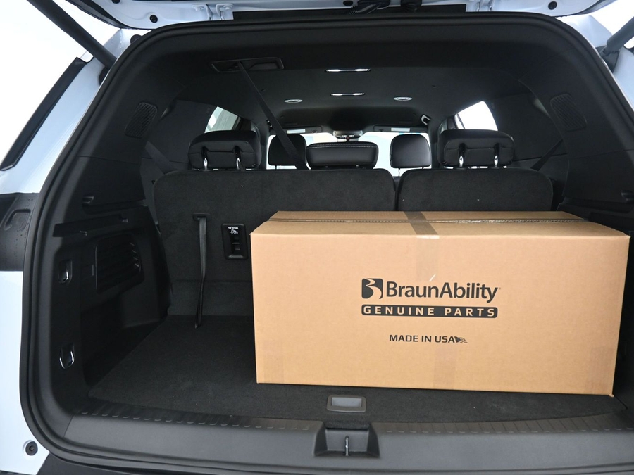 New 2026 Chevrolet Traverse 1LT Midnight - BraunAbility Side Entry In Floor Automatic Ramp