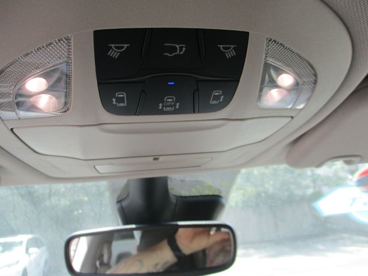 Silver Chrysler Pacifica image number 14