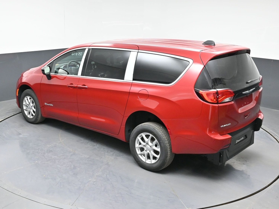 Red Chrysler Voyager image number 23