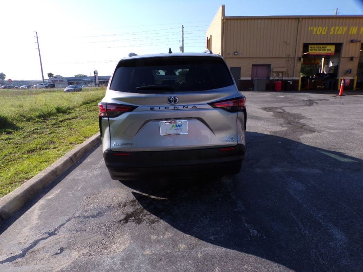 Silver Toyota Sienna image number 6