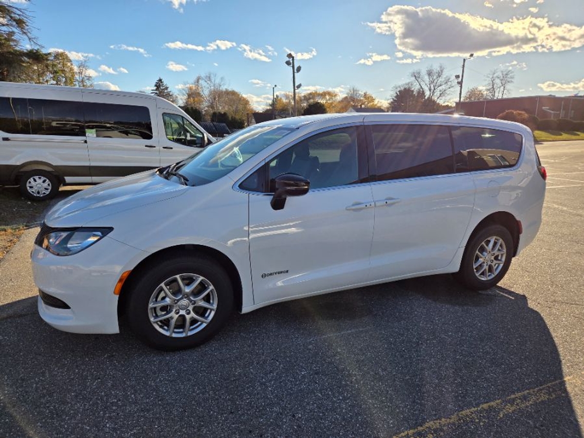 2026 Chrysler Voyager LX's photo