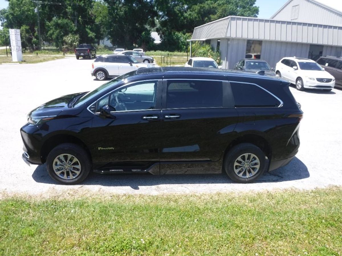 Black Toyota Sienna image number 4