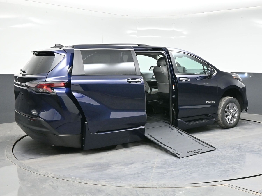 Blue Toyota Sienna image number 6