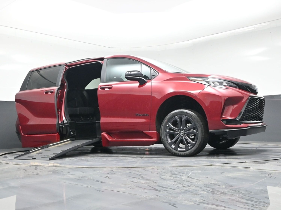 New 2025 Toyota Sienna Hybrid XSE Sport - BraunAbility Side Entry Entry Fold Out Automatic Ramp