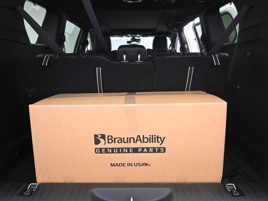 White Chrysler Pacifica image number 13