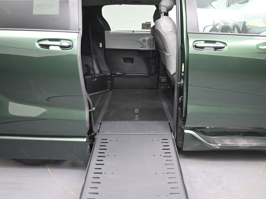 New 2026 Toyota Sienna Hybrid XLE Base - BraunAbility Side Entry Fold Out Automatic Ramp