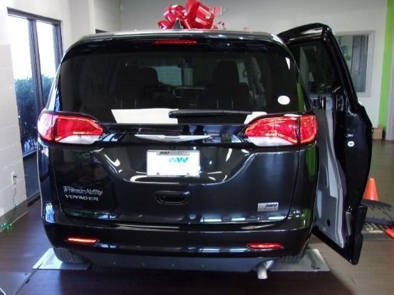 Chrysler Voyager negro imagen número 1