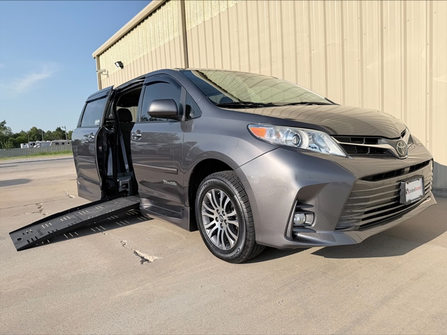 Used 2020 Toyota Sienna XLE - BraunAbility Side Entry Fold Out Automatic Ramp