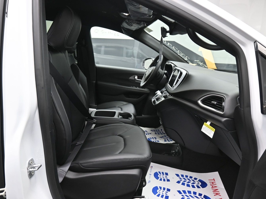 White Chrysler Voyager image number 9