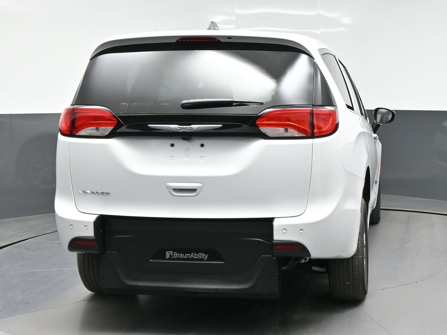 White Chrysler Voyager image number 3