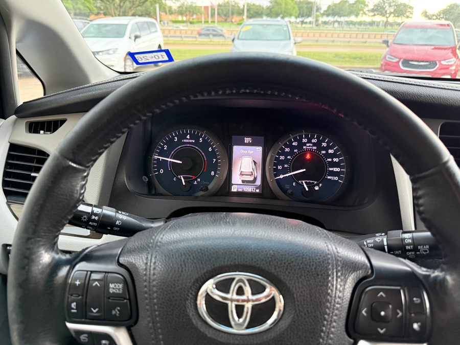 2017 Toyota Sienna XLE - Photo 9