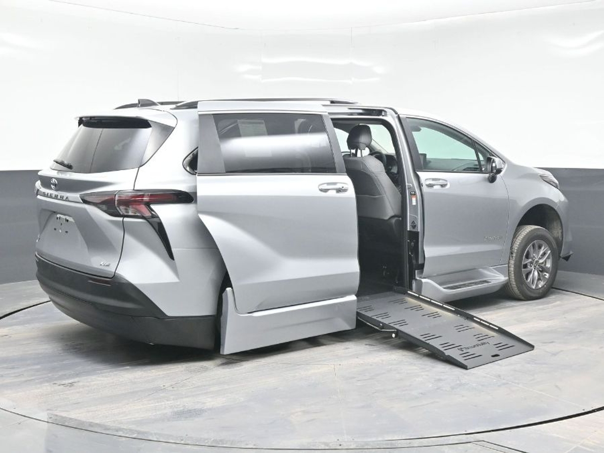 2025 TOYOTA SIENNA - Image 5