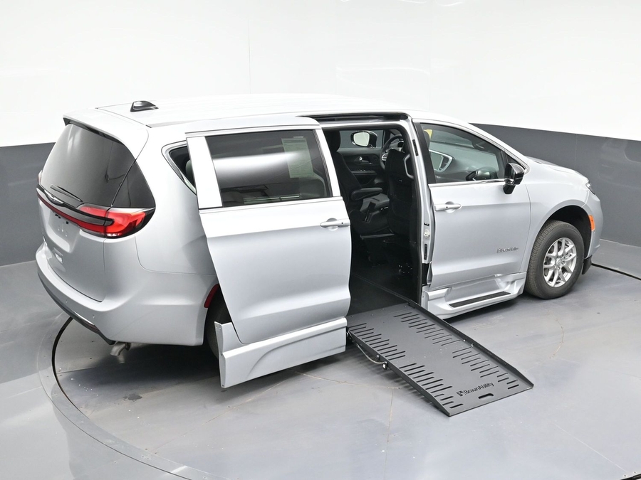 Silver Chrysler Pacifica image number 17