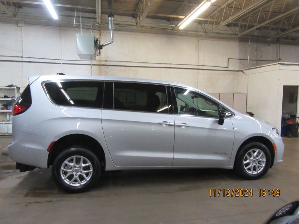 Silver Chrysler Pacifica image number 37