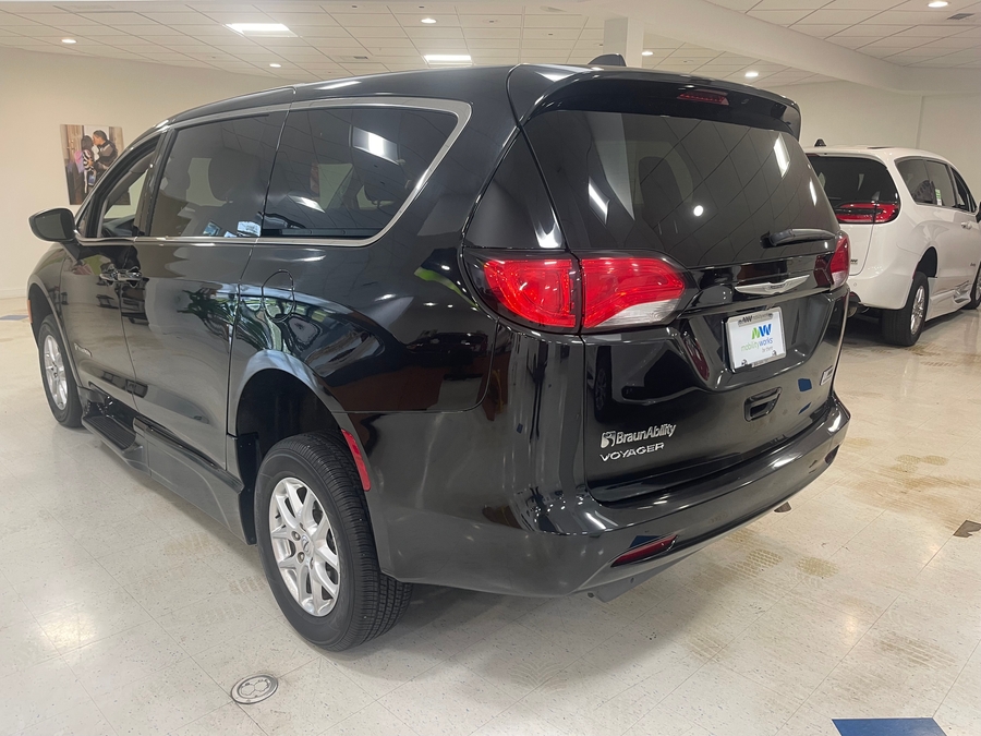 Black Chrysler Voyager image number 2