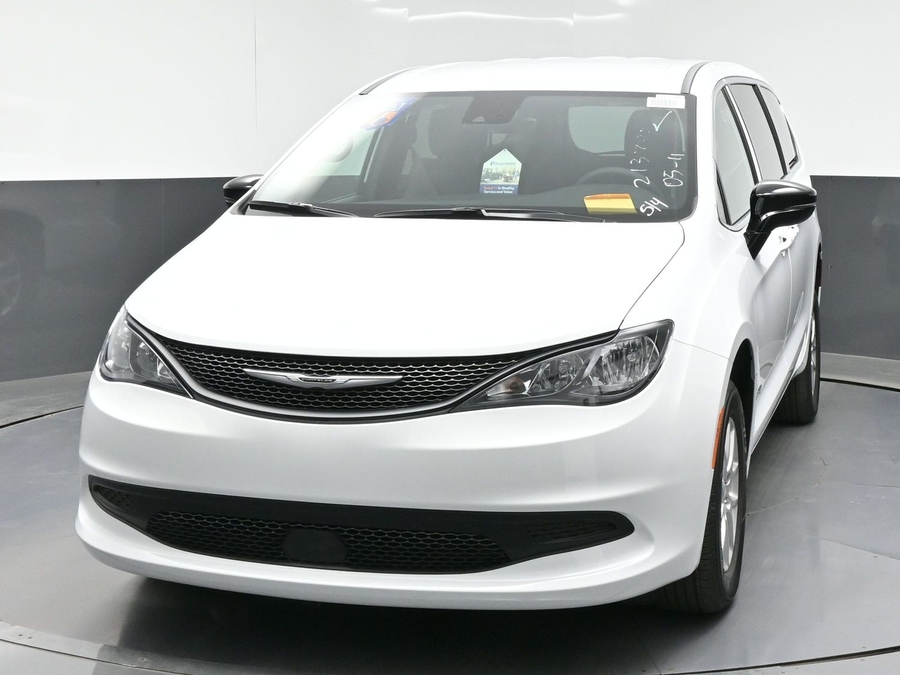 White Chrysler Voyager image number 11