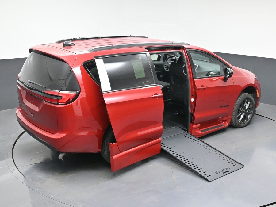 New 2026 Chrysler Pacifica Select Sport - BraunAbility Side Entry Entry In Floor Automatic Ramp