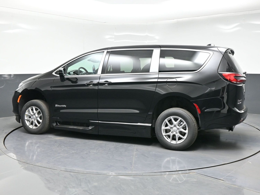New 2026 Chrysler Pacifica Select Safety - BraunAbility Side Entry Fold Out Automatic Ramp