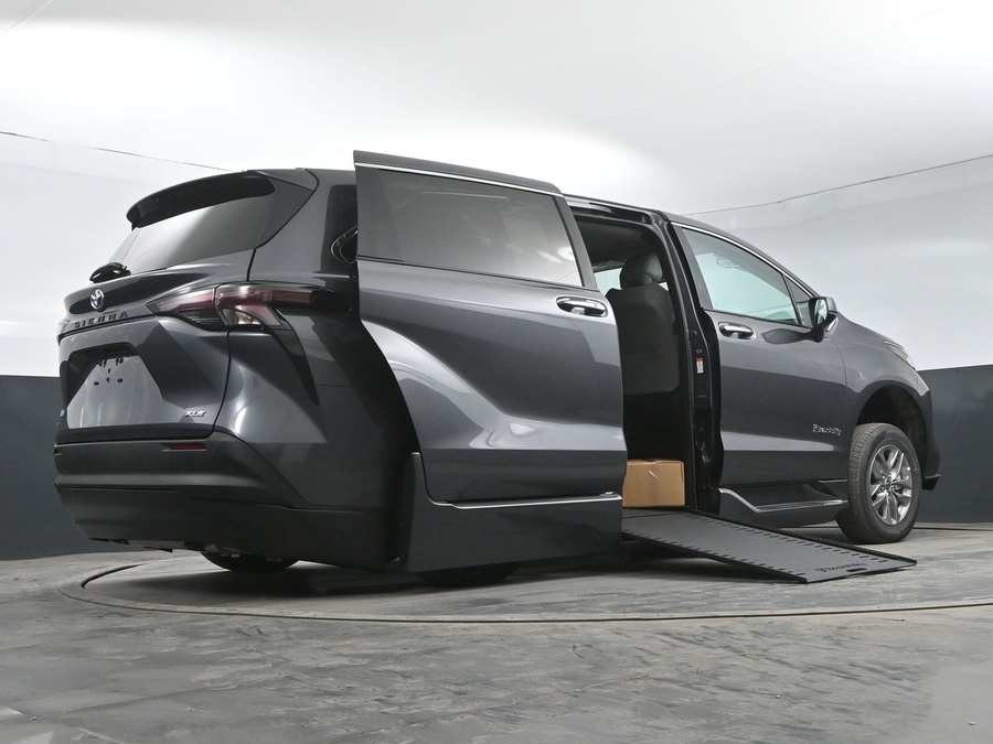 New 2025 Toyota Sienna Hybrid XLE Base - BraunAbility Side Entry Entry In Floor Automatic Ramp