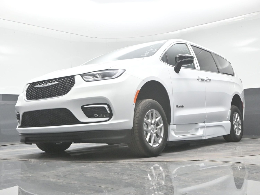 New 2025 Chrysler Pacifica Select Safety - BraunAbility Side Entry Entry Fold Out Automatic Ramp