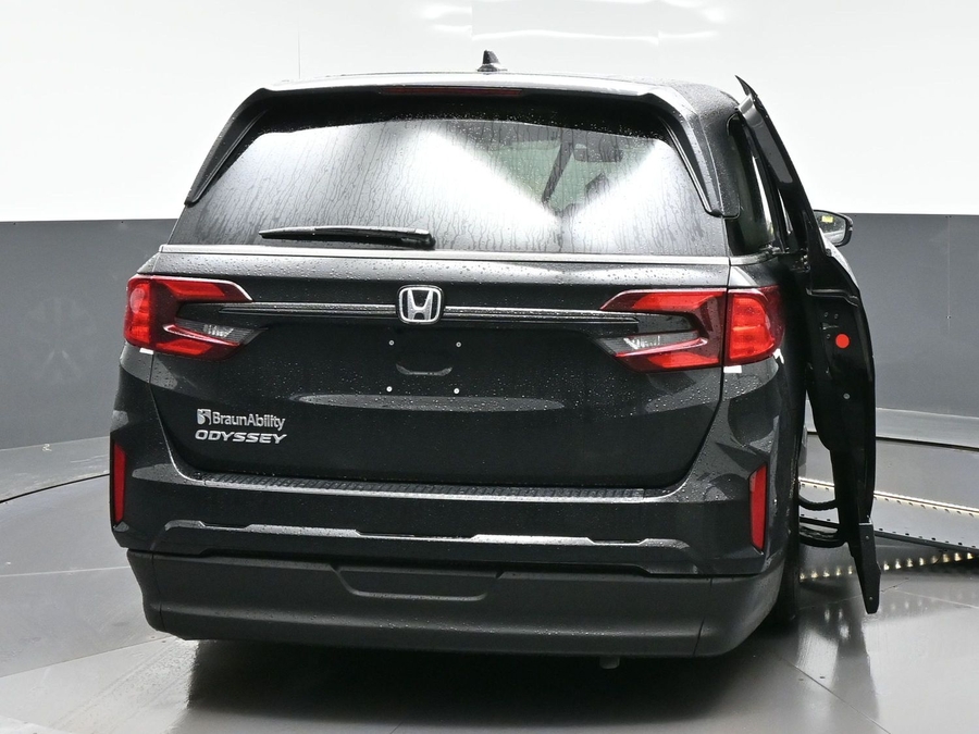 Black Honda Odyssey image number 5